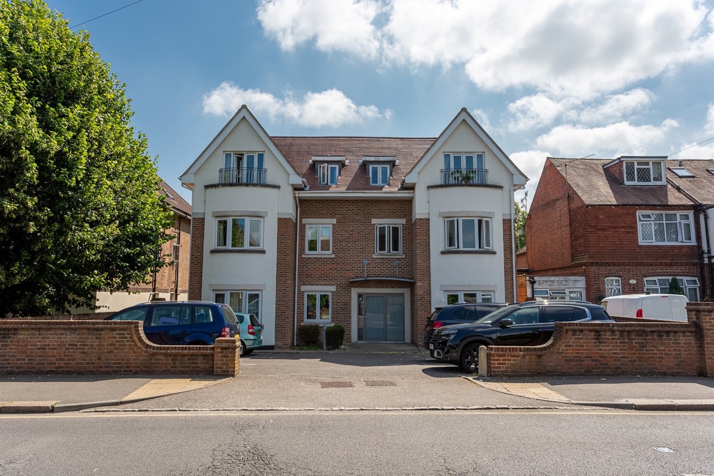 Flat Ladbroke Road in Reigate and Banstead