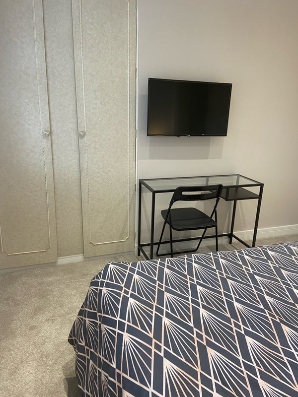 Room Broomdashers Road in Crawley