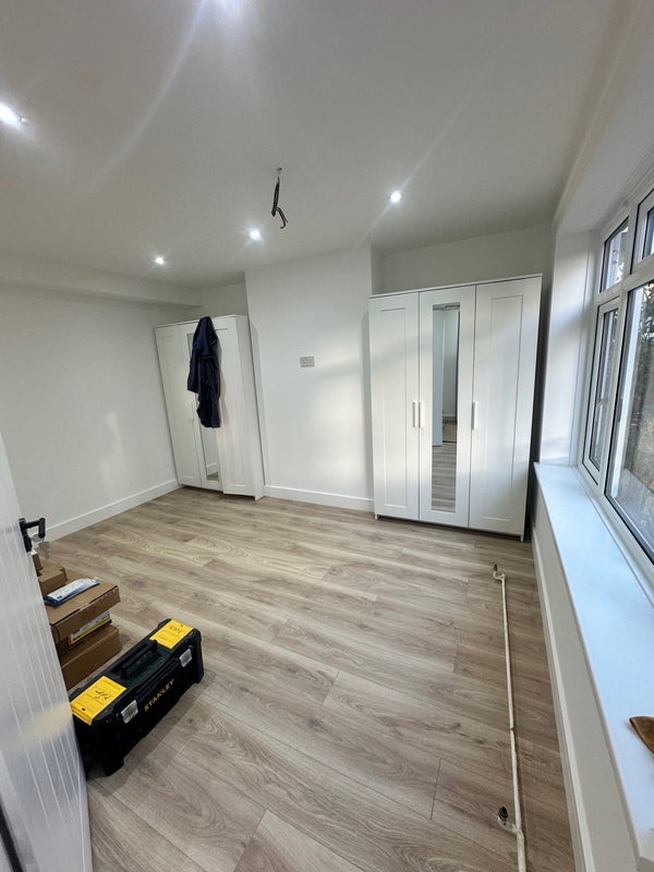Room Broomdashers Road in Crawley
