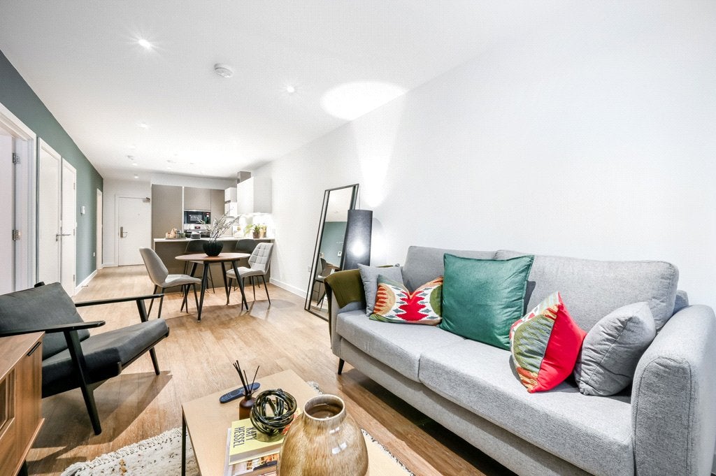 Flat Vanguard Way in Greater London
