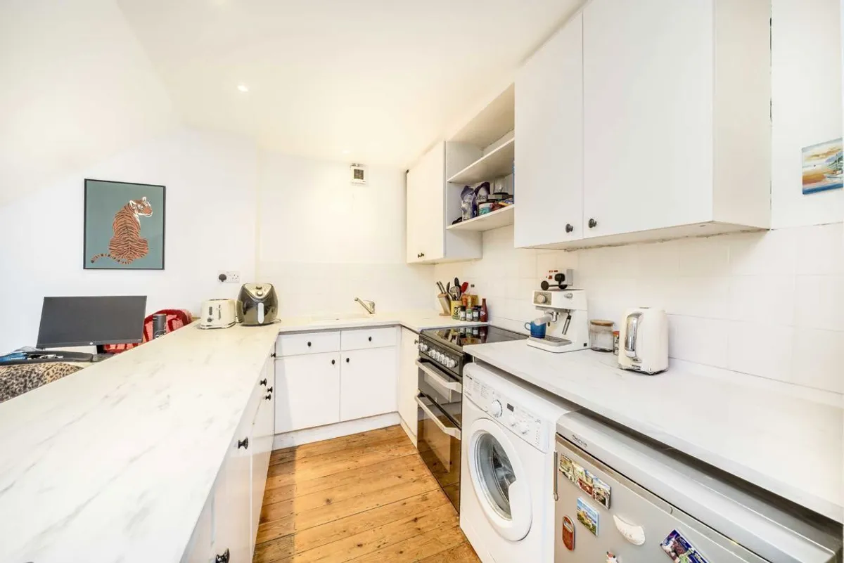 Flat Hillbury Road in Greater London