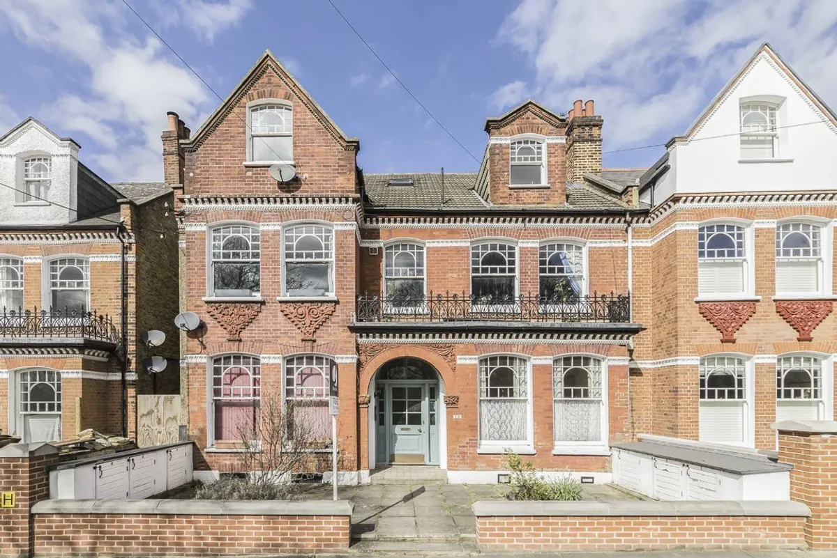 Flat Hillbury Road in Greater London