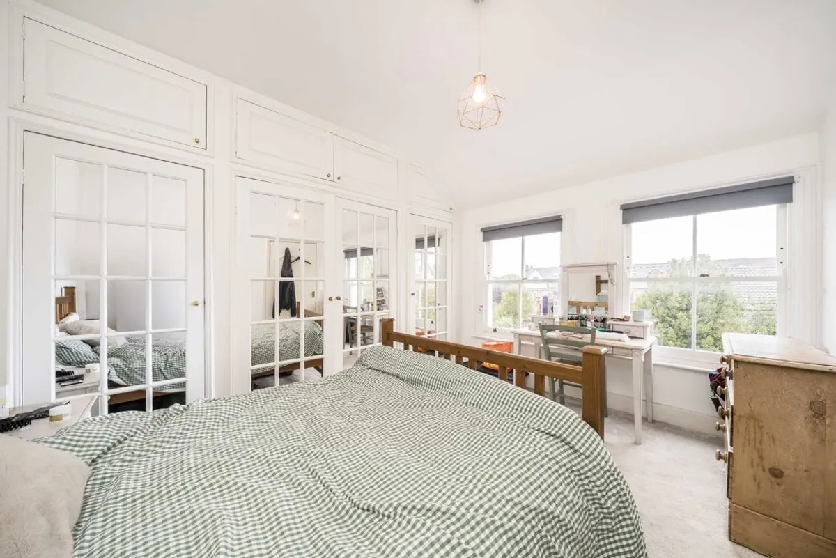 Flat Hillbury Road in Greater London
