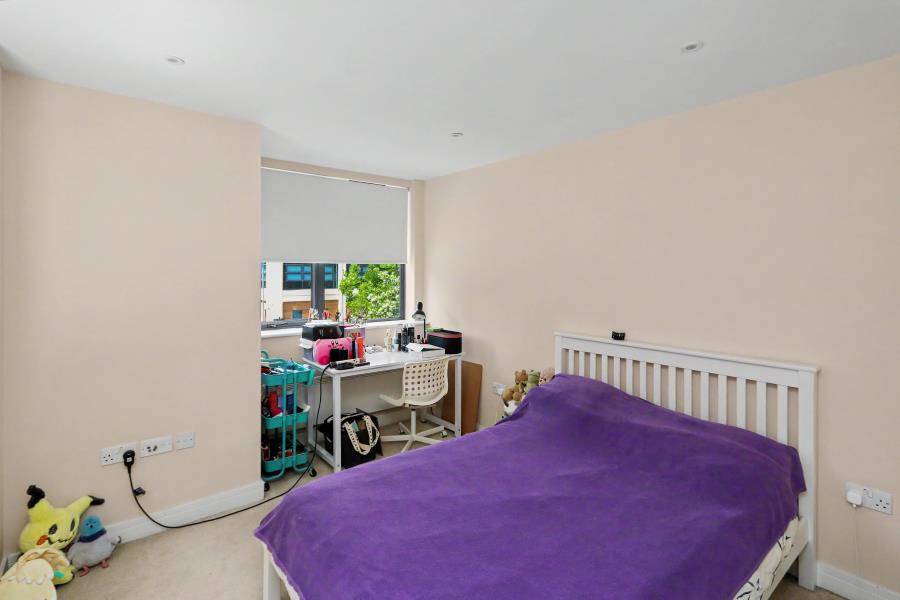 Flat Grove Crescent in Greater London