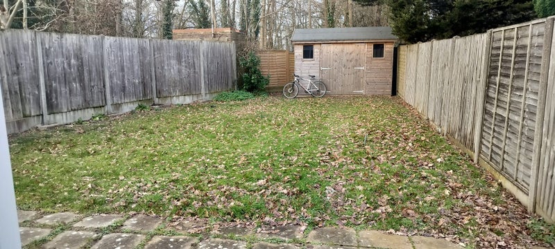 Room Woodfield Road in Crawley