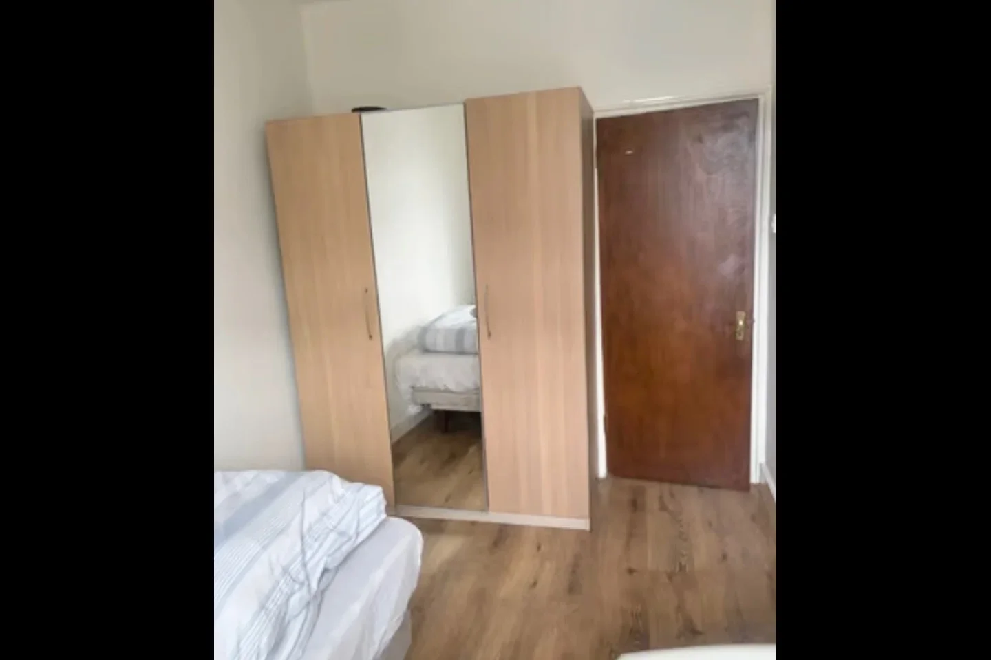 Room Ross Parade in Greater London