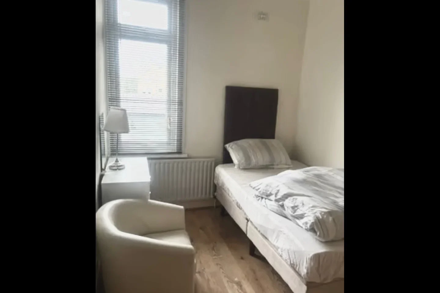 Room Ross Parade in Greater London