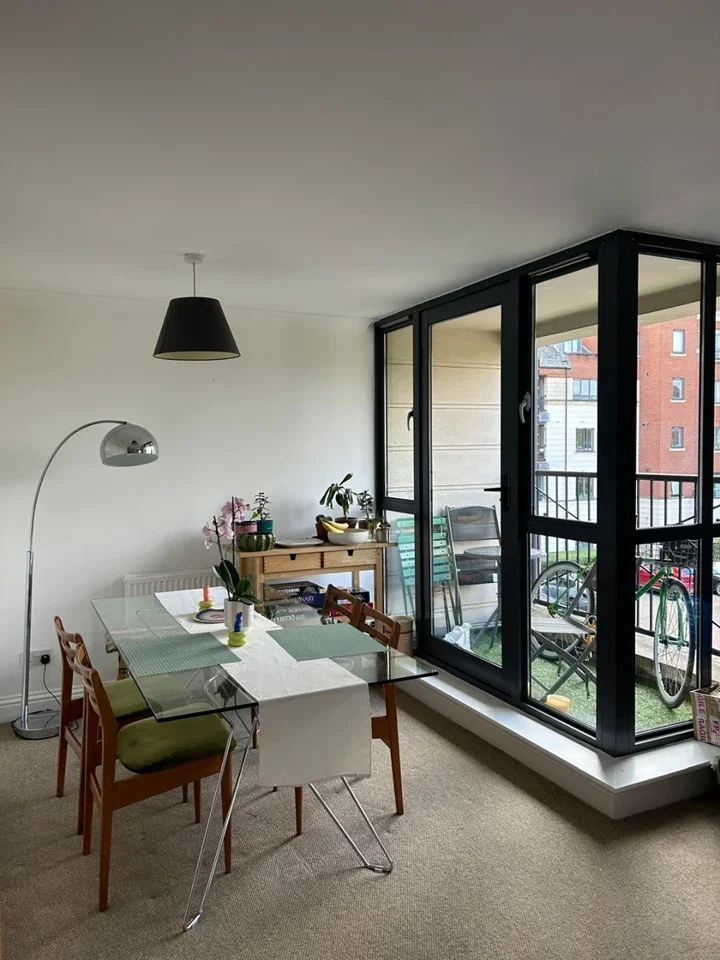 Flat Manor Gardens in Greater London