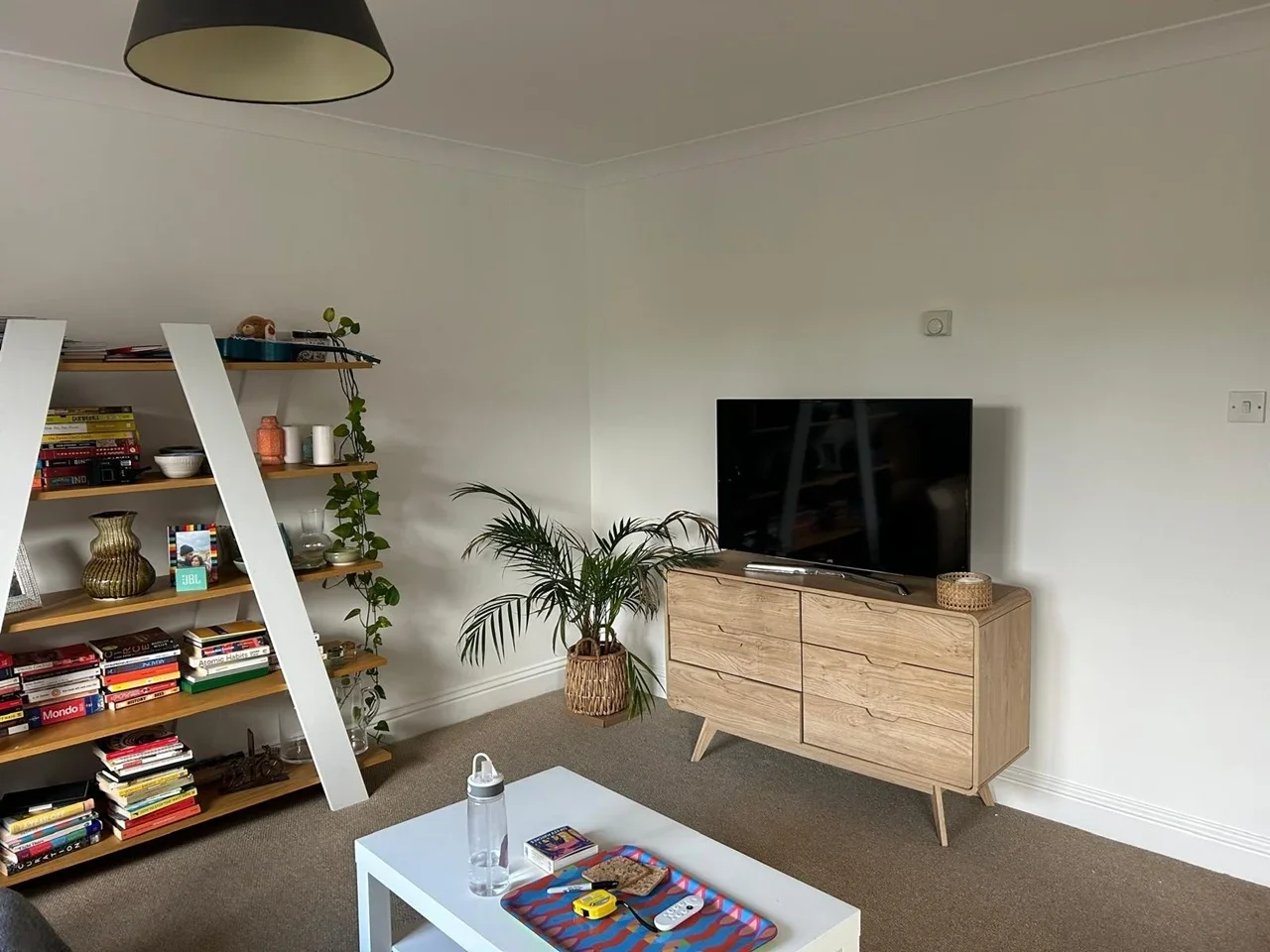 Flat Manor Gardens in Greater London