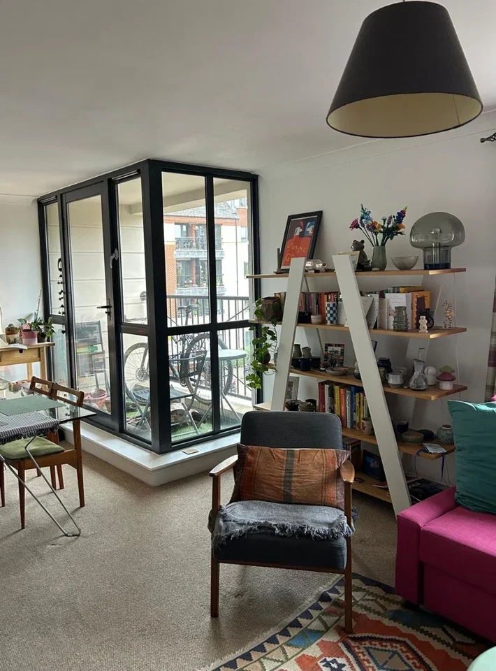 Flat Manor Gardens in Greater London