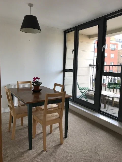 Flat Manor Gardens in Greater London