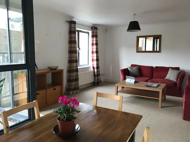 Flat Manor Gardens in Greater London