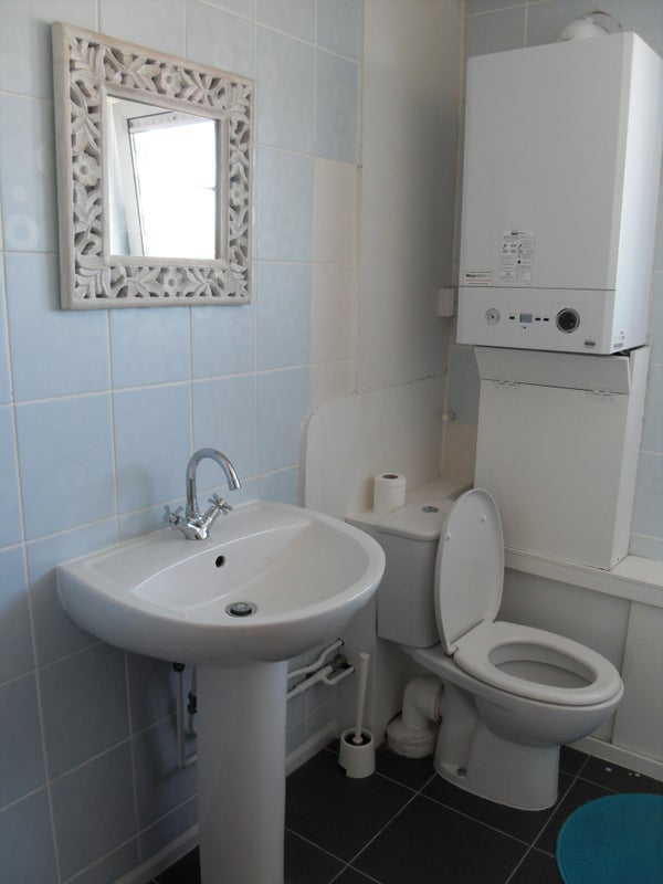 Room Humber Road in Greater London