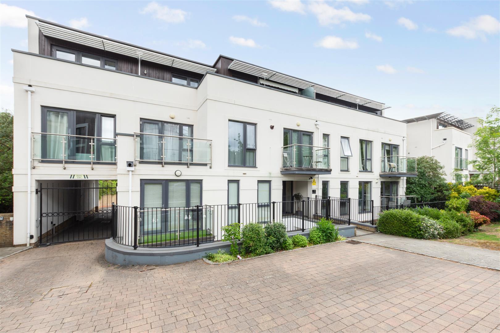 Flat Albemarle Road in Greater London