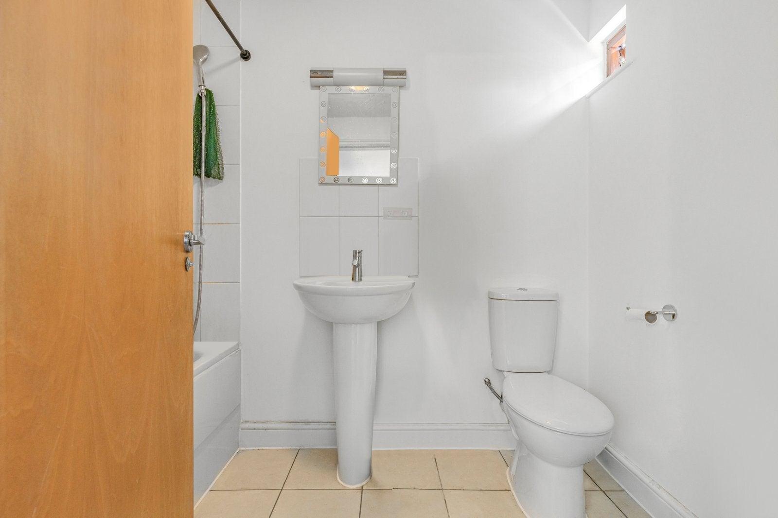 Flat Gaselee Street in Greater London