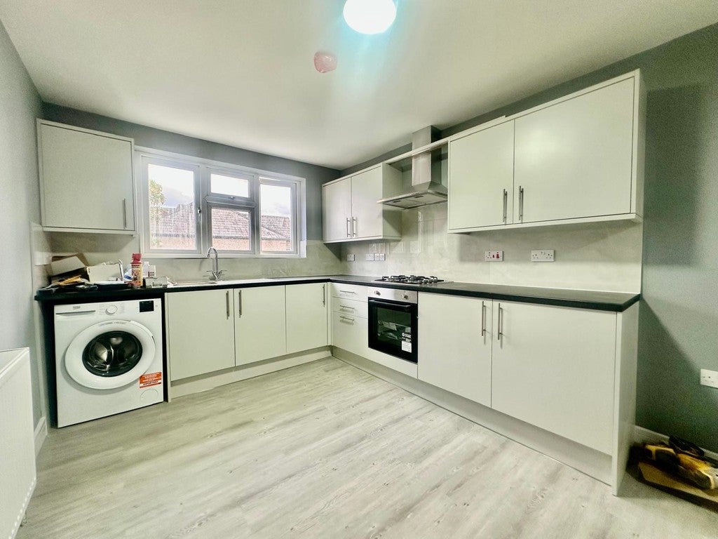 Flat Reigate Road in Greater London
