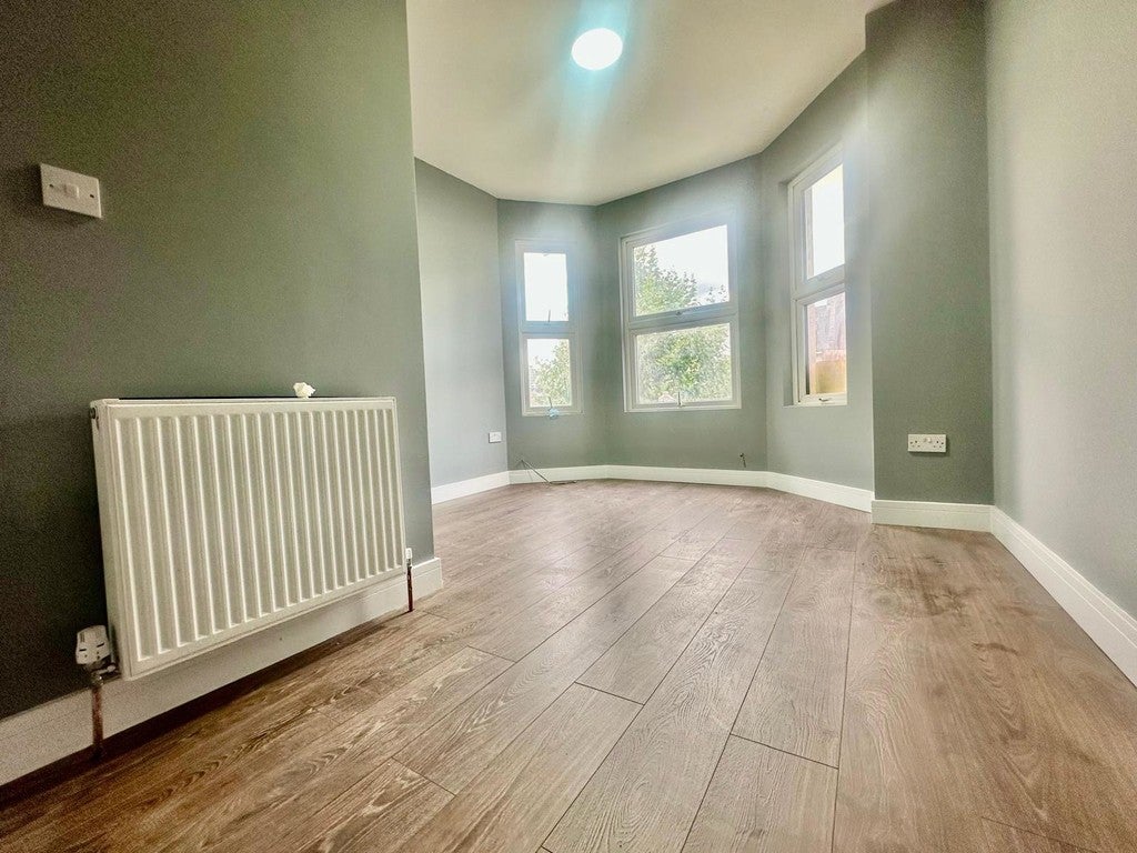 Flat Reigate Road in Greater London