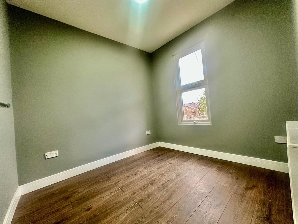 Flat Reigate Road in Greater London