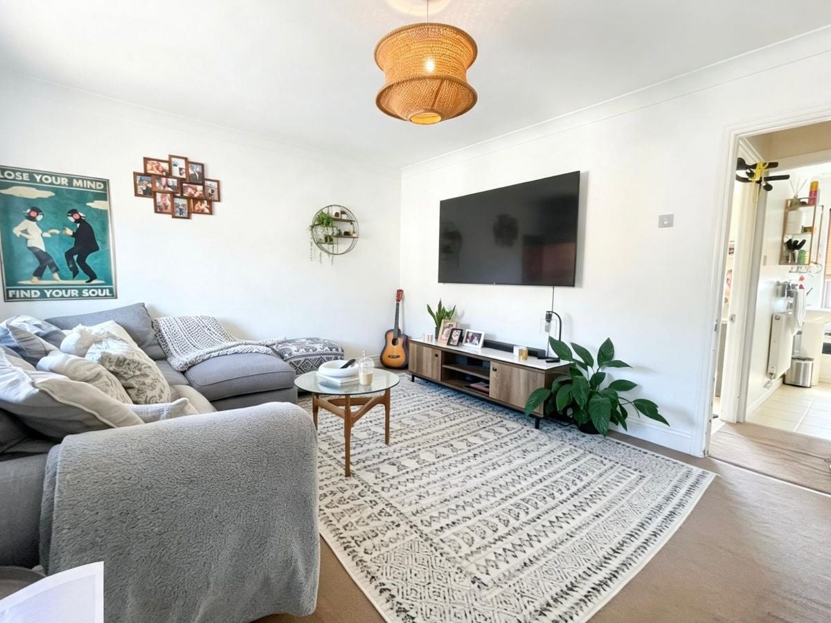 Flat King's Chase in Brentwood