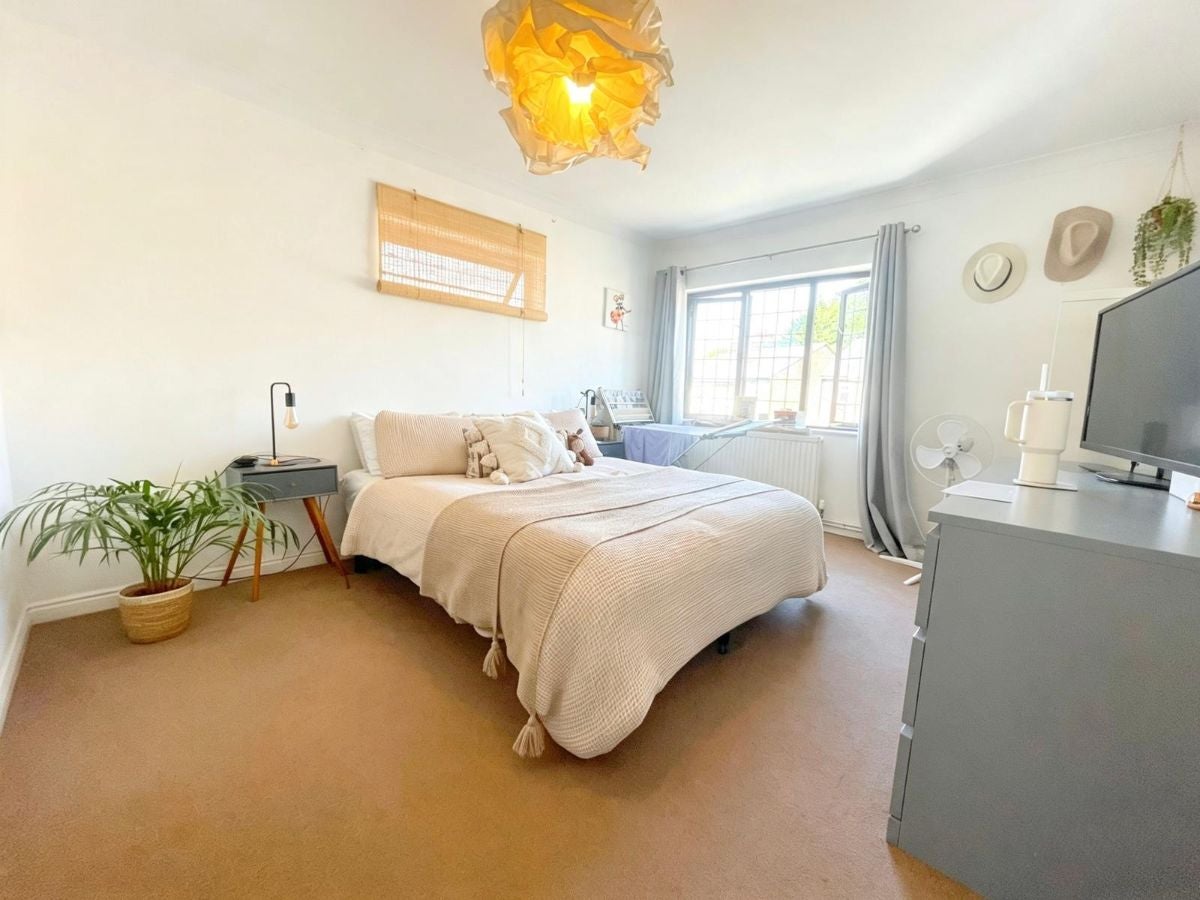 Flat King's Chase in Brentwood