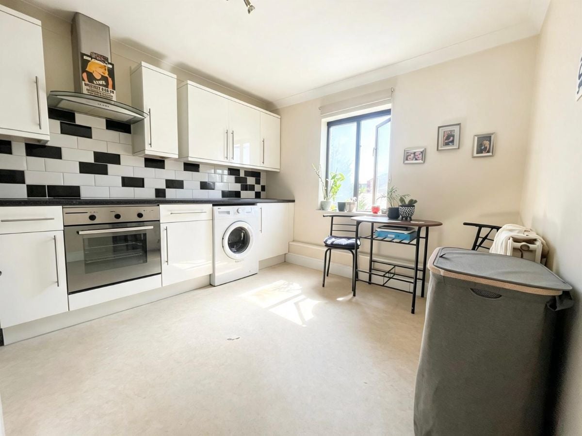 Flat King's Chase in Brentwood