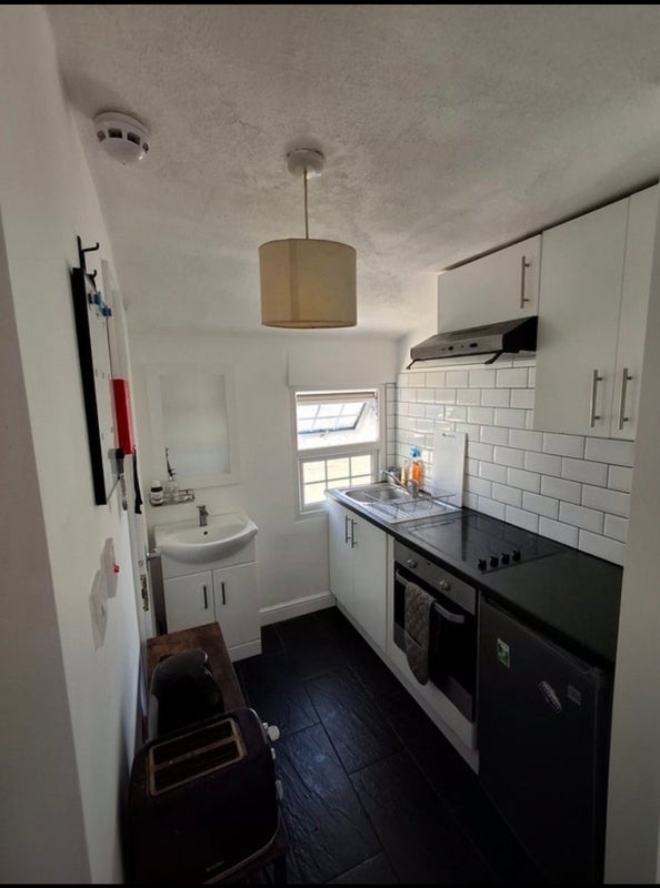 Room Hubert Grove in Greater London