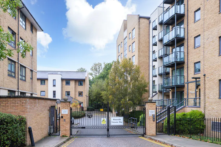 Flat Victoria Way in Woking