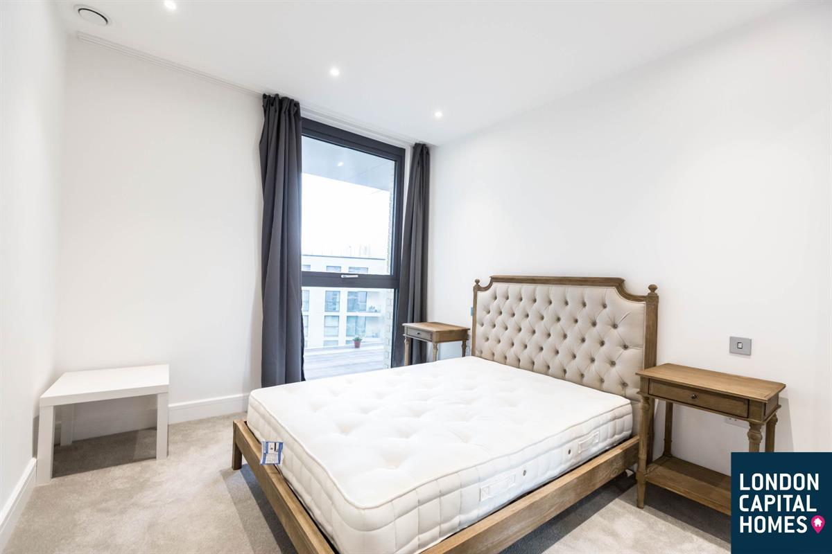 Flat Piazza Walk in Greater London