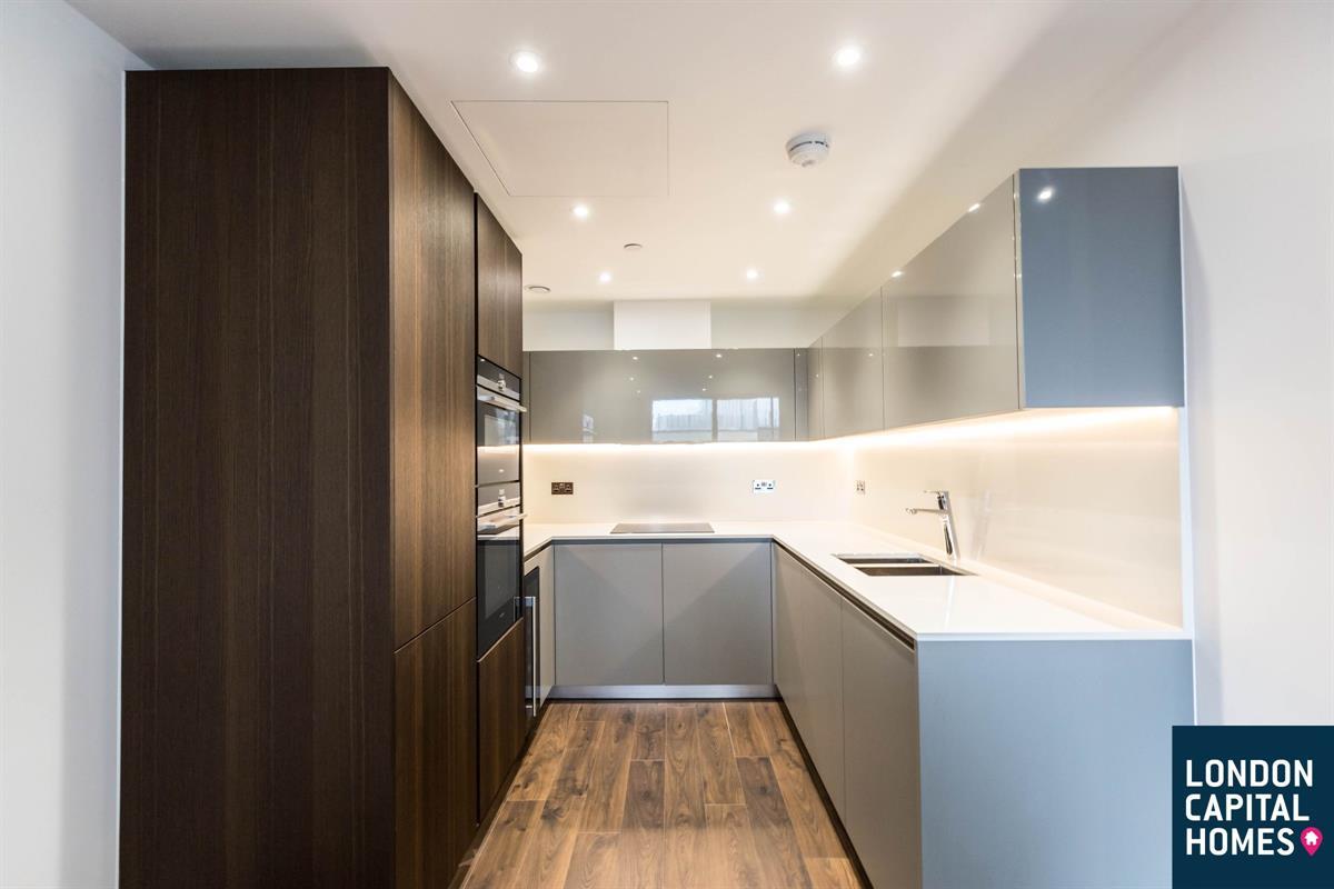 Flat Piazza Walk in Greater London