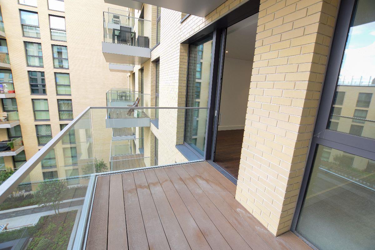Flat Piazza Walk in Greater London