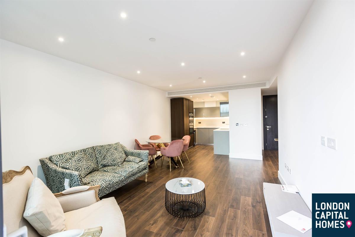 Flat Piazza Walk in Greater London