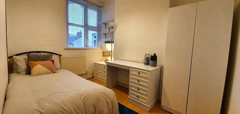Room Tewkesbury Street in Cardiff