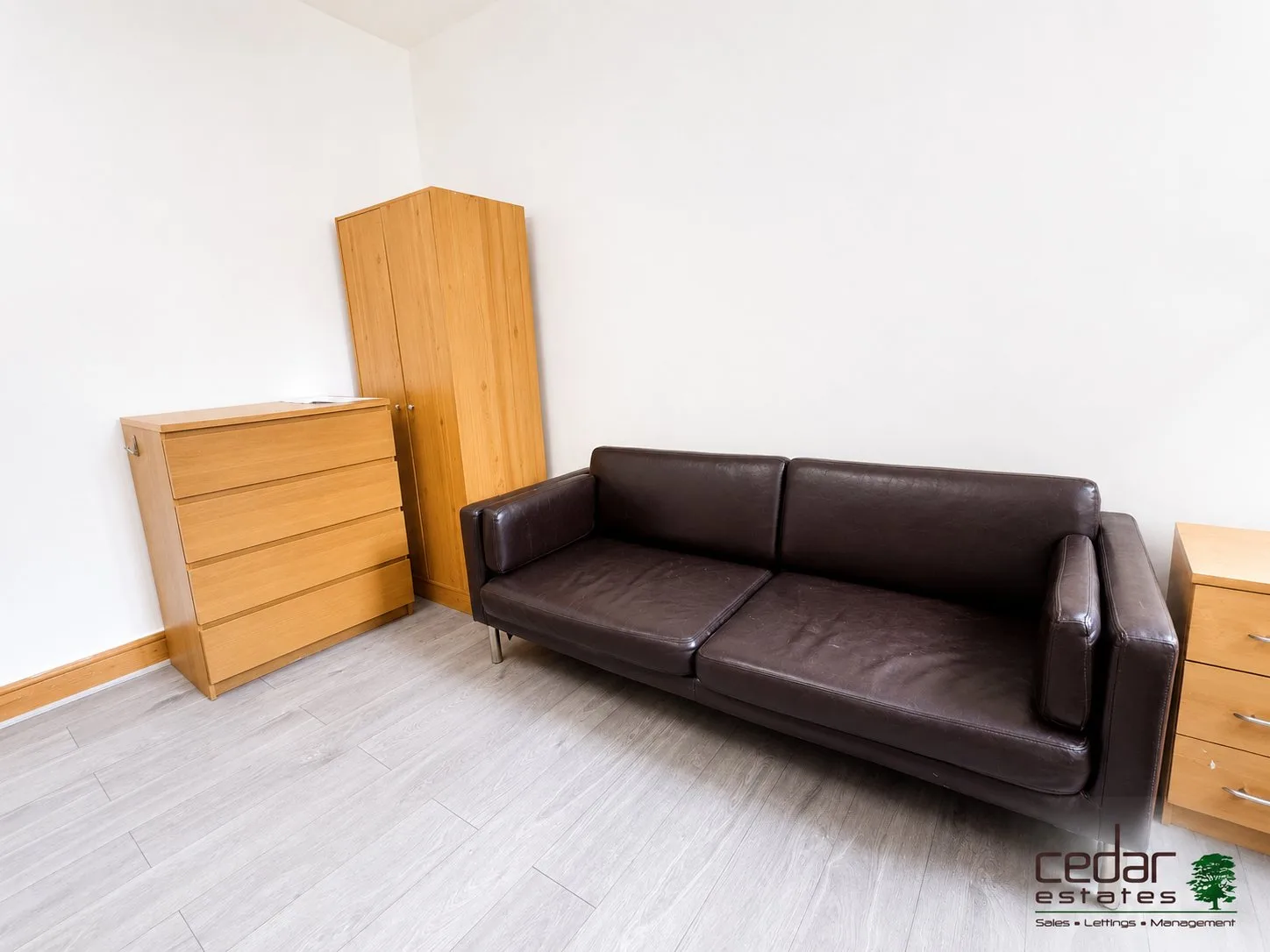 Flat Blackburn Road in Greater London