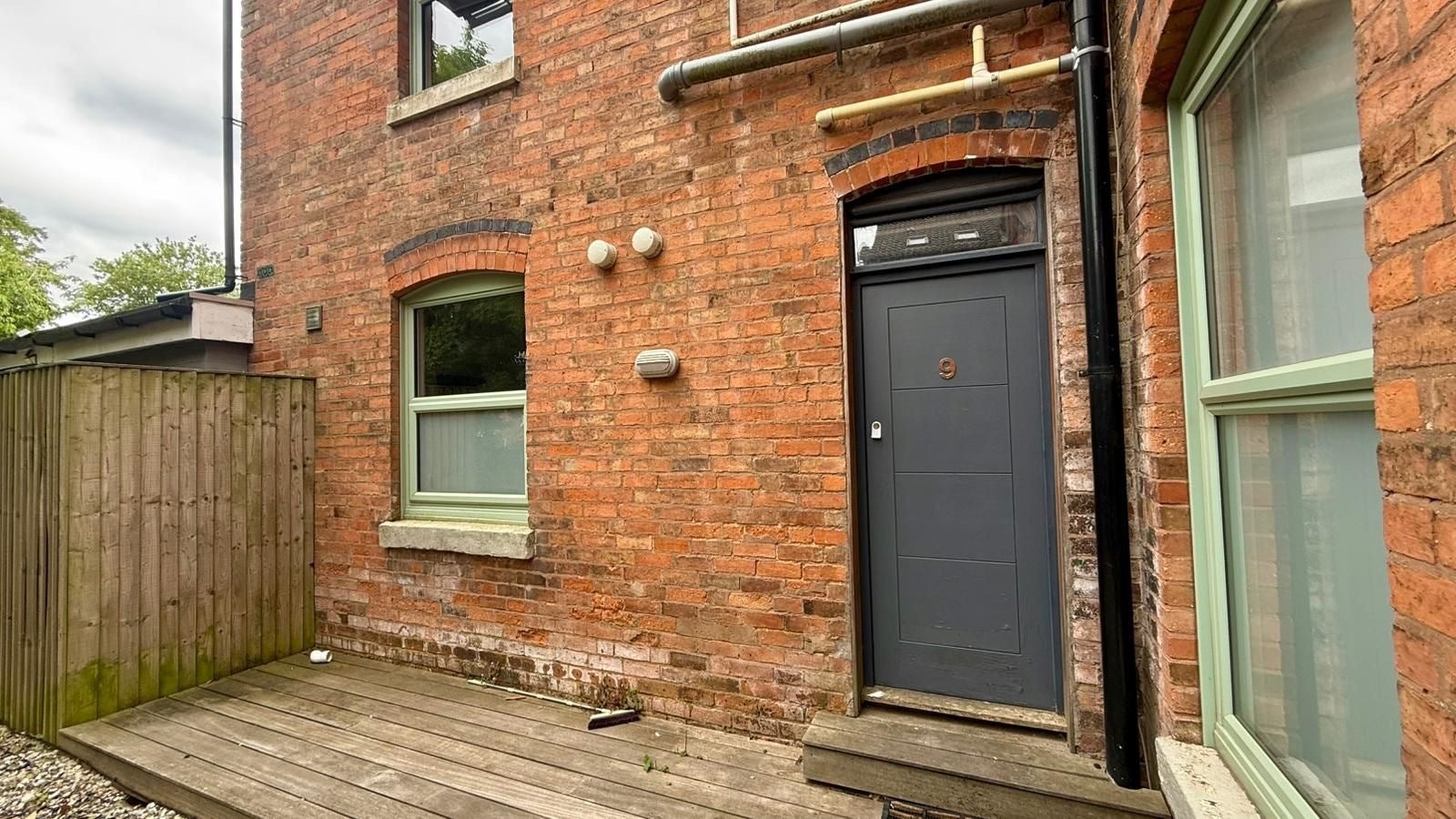 Flat Woodhurst Road in Birmingham
