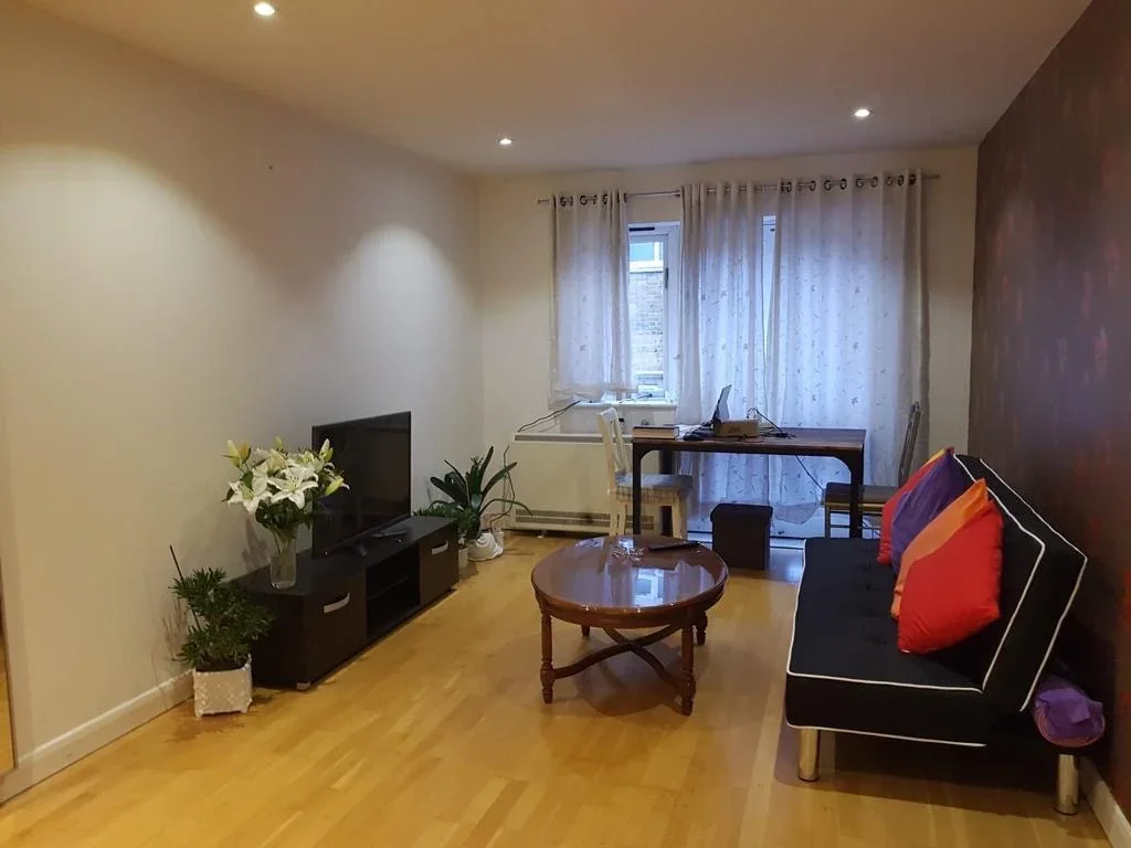 Flat Tapster Street in Greater London