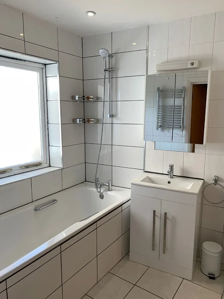 Flat Tapster Street in Greater London