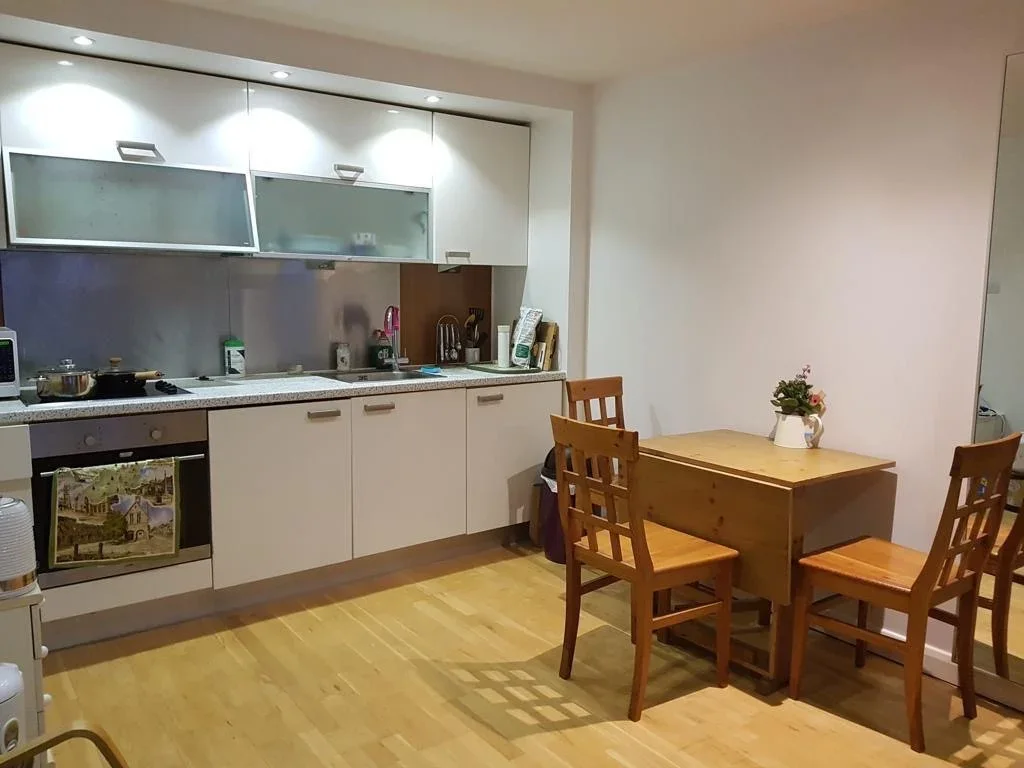Flat Tapster Street in Greater London
