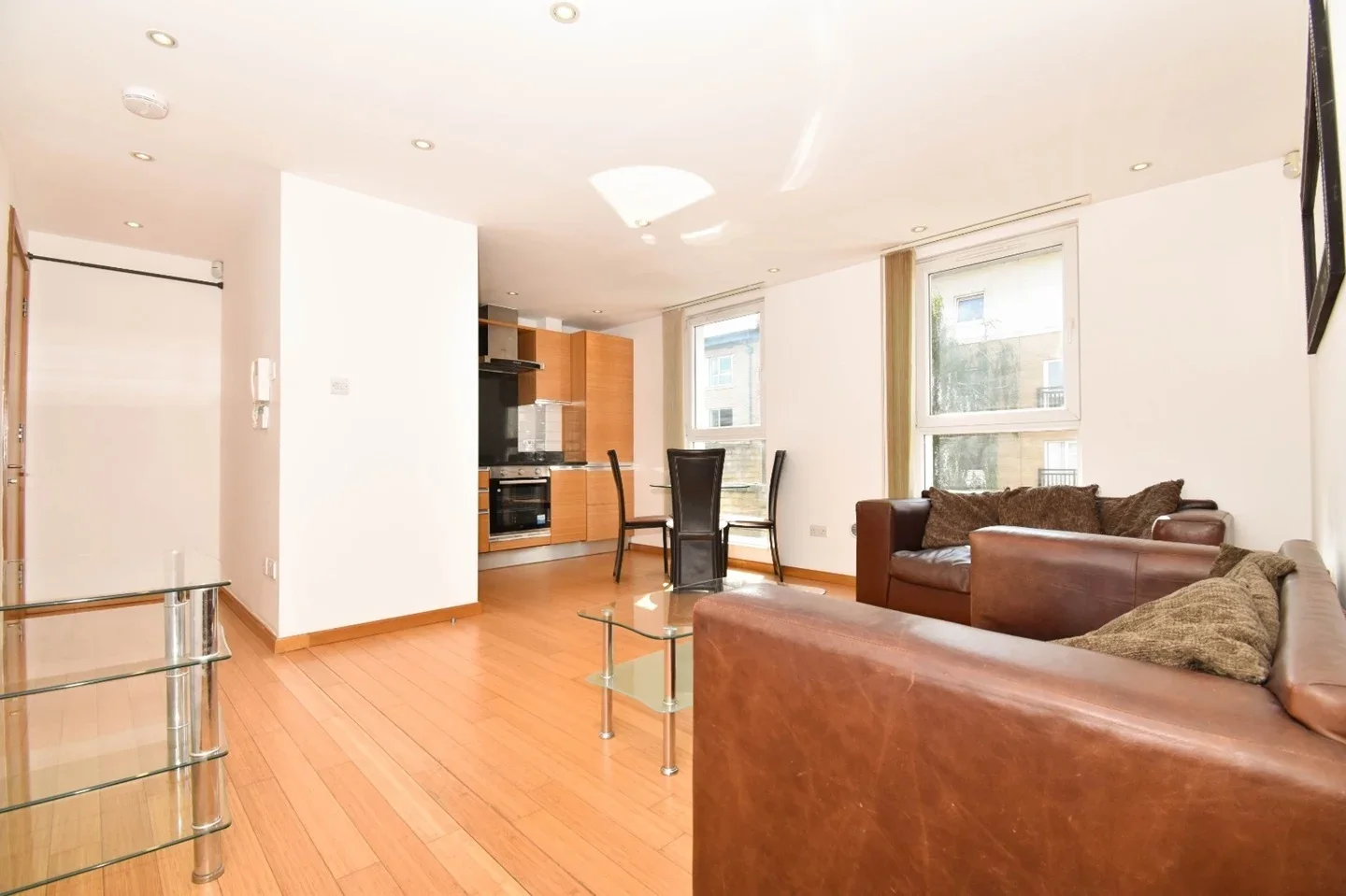 Flat Westferry Road in Greater London