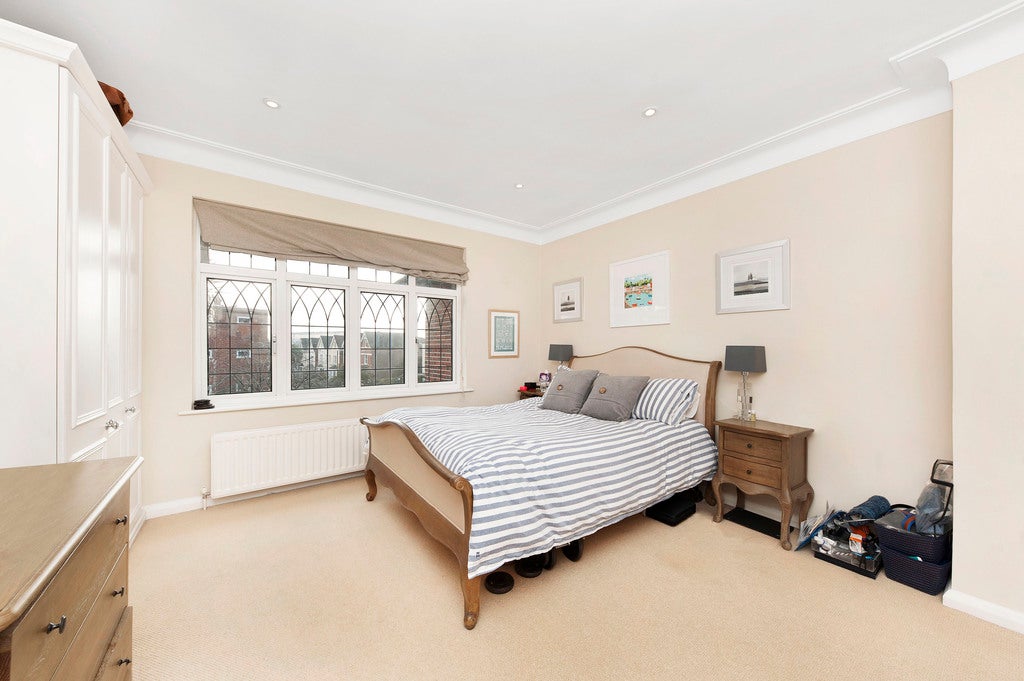 Flat Glendale Drive in Greater London