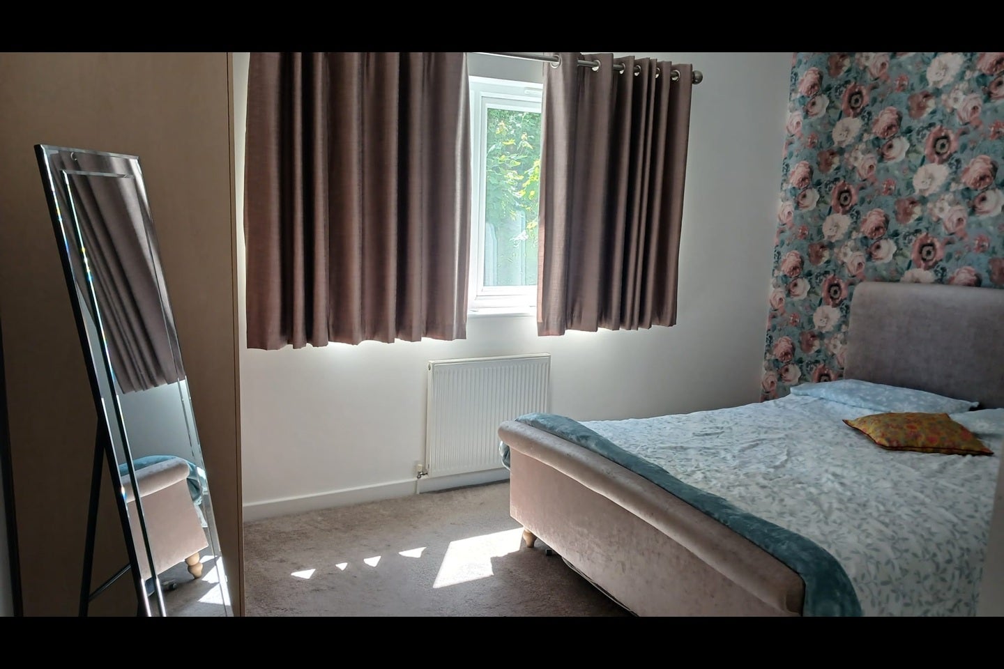 Room Bishop Avenue in St Leonards