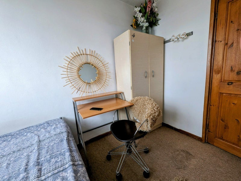 Room Hassett Road in Greater London