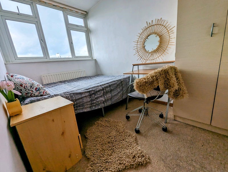 Room Hassett Road in Greater London