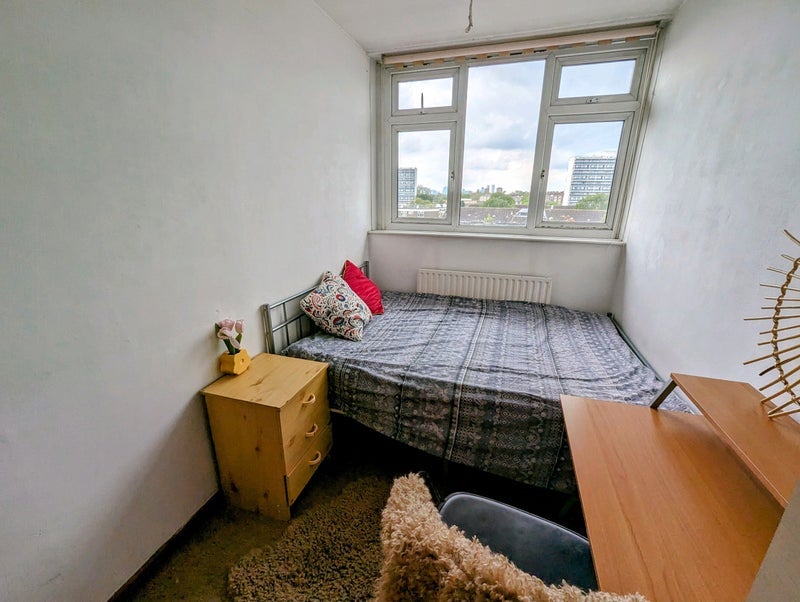 Room Hassett Road in Greater London
