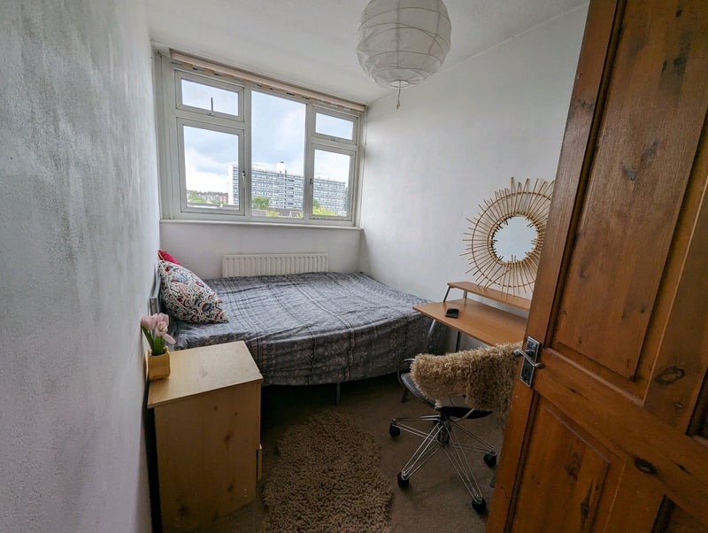 Room Hassett Road in Greater London