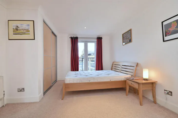 Flat Wapping High Street in Greater London