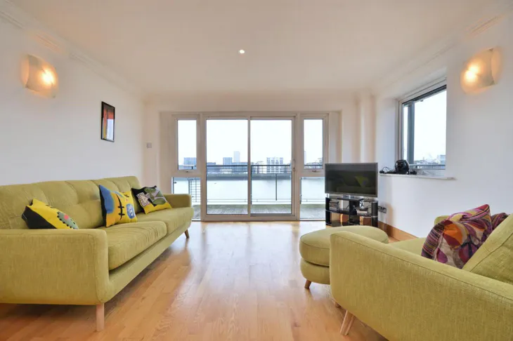 Flat Wapping High Street in Greater London