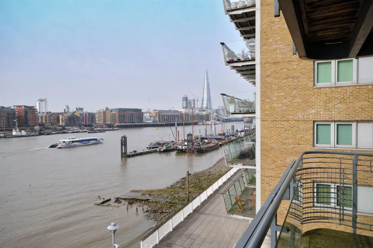 Flat Wapping High Street in Greater London