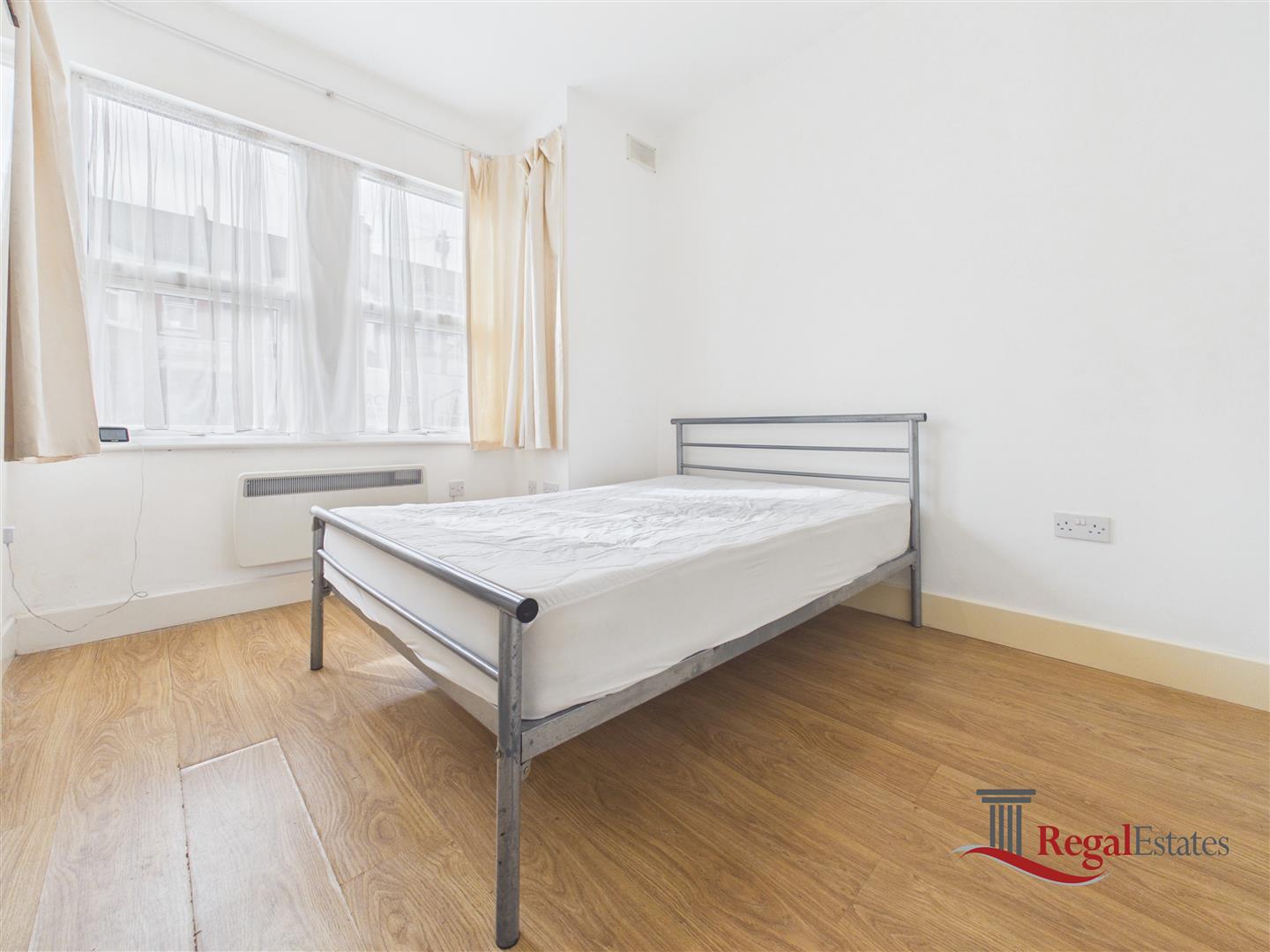 Room Chapter Road in Greater London