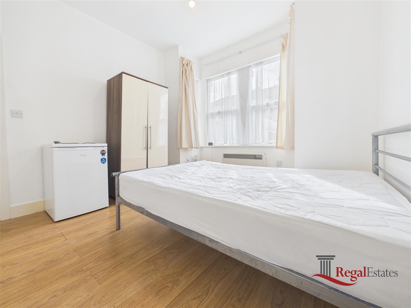 Room Chapter Road in Greater London