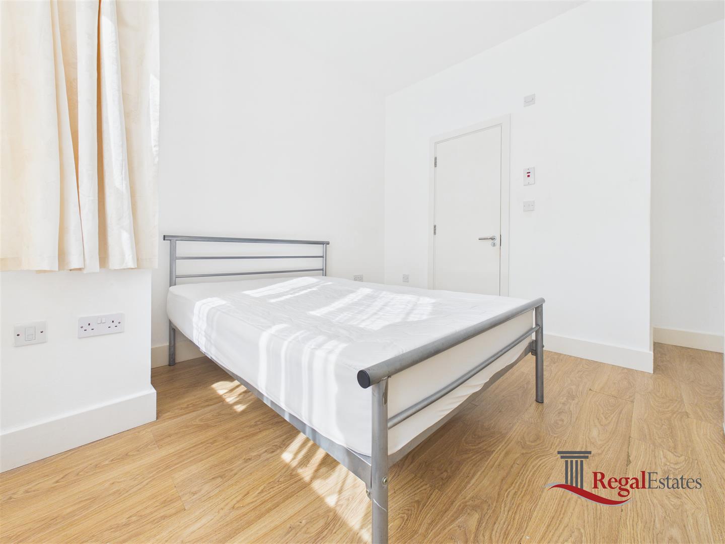 Room Chapter Road in Greater London